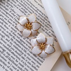 گوشواره گل سفید 6 گلبرگ
