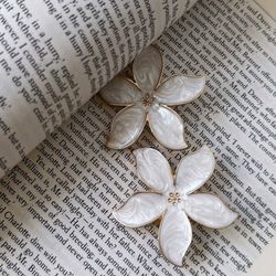 گوشواره گل سفید
