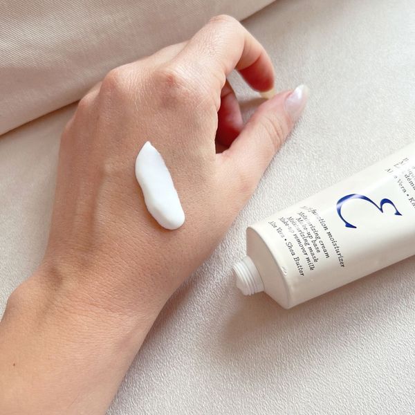 کرم تغذیه کننده مرطوب کننده و آبرسان 6 کاربرد امبرلیوس Emberliosse Light Moisturizer Multi Fonction Cream