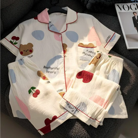 ست 3 تکه راحتی زنانه نخ موسلین شین‌دخت طرح خرس آلبالو(بلوز دکمه‌دار، شلوار و شلوارک)