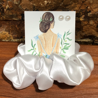 گیفت عروس اسکرانچی و گوشواره کد 2