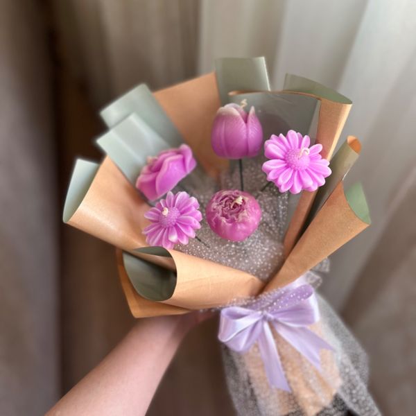 دسته گل مصنوعی شمع رز و پیوتی و لاله و بابونه