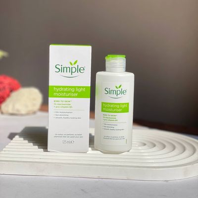 کرم مرطوب کننده و آبرسان سیمپل مدل لایت