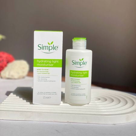 کرم مرطوب کننده و آبرسان سیمپل مدل لایت