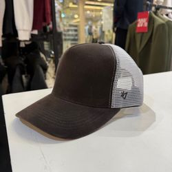 کلاه نقابی پشت توری