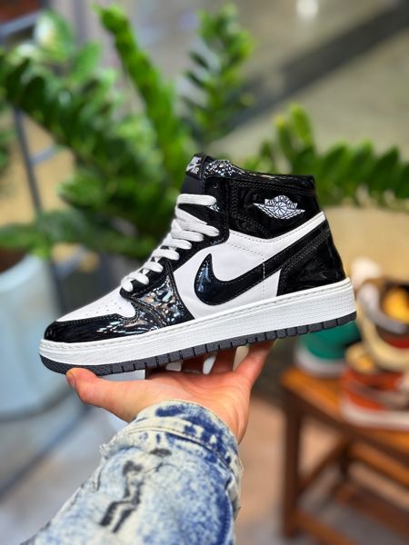 کفش جردن ساقدار کاریزما ورنی مشکی سفید