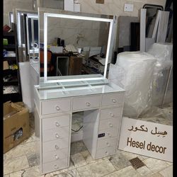 میز آرایشی مدل کریستال 13 کشو با آیینه بک لایت با دستگیره