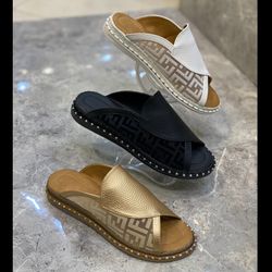 صندل زنانه بغل تور مدل فندی FENDI رنگ سفید و مشکی و طلایی