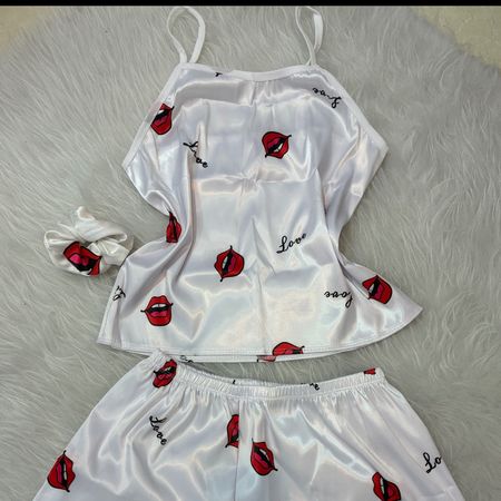 ست سه تیکه تاپ وشورتک واسکرانچی مو ساتن