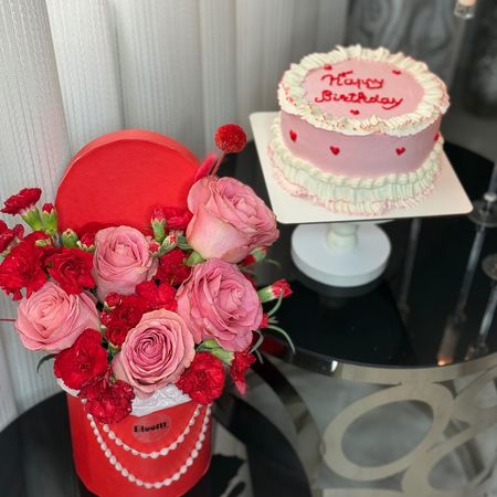باکی رز و میخک + کیک