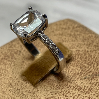 انگشتر زنانه جواهری تک نگین