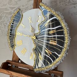 ساعت دیواری طرح سلین سفید طوسی طلایی