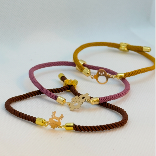 دستبند طلا با نخ ابریشمی طرح گوزن خندان