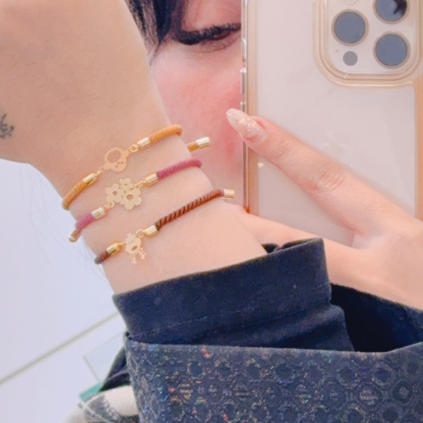 دستبند طلا با نخ ابریشمی طرح گوزن خندان