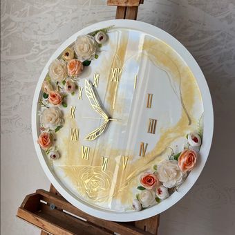 ساعت دیواری رزینی طرح سوگل (تم سفید _هلویی)