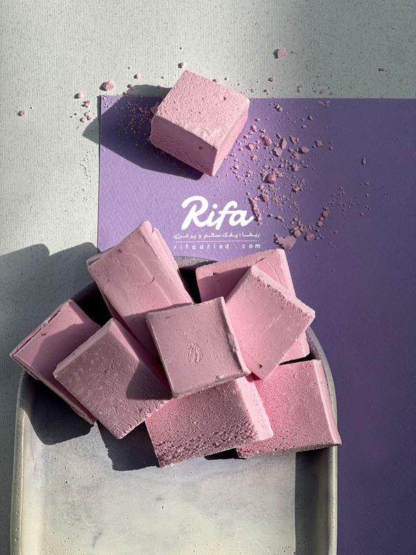 بستنی خشک انجمادی پفکی طعم توت فرنگی