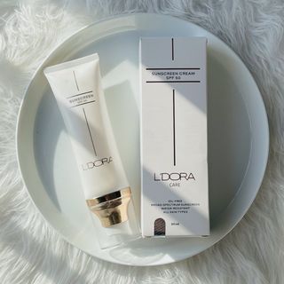 کرم ضدآفتاب +SPF50 بی رنگ مناسب انواع پوست لدورا کر