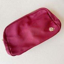 کیف‌کمری لولولمون زرشکی لوگو استرپ