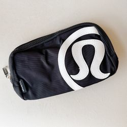 کیف کمری لولولمون‌لوگو برجسته سفید