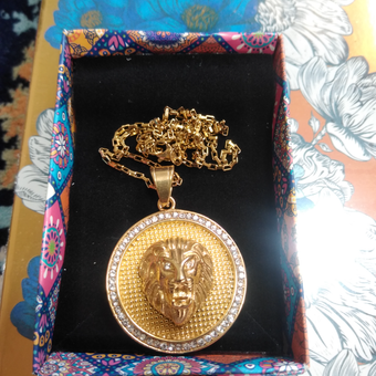 آویز شیر طلایی متوسط2