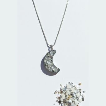 گردنبند رزینی کار شده با سنگ طبیعی طوسی و ورق نقره