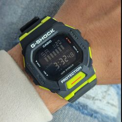 ساعت جیشاک مردانه مدل GBD200با قاب مشکی و سبز ضد آب