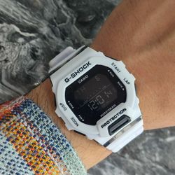 ساعت مچی ورزشی دیجیتال مدل جیشاک GBD2100با قاب و بند سفید ضد آب