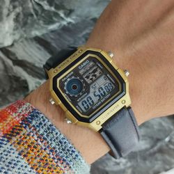 ساعت مچی کاسیو جهان نما بند چرم دور دوخت و قاب طلایی شرکتی