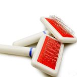 برس سگ و گربه و خرگوش مدل  اقتصادی Scraper با دندانه فلزی، بدنه پلاستیکی، ابعاد 13×10×2 سانتی‌متر و وزن 40 گرم