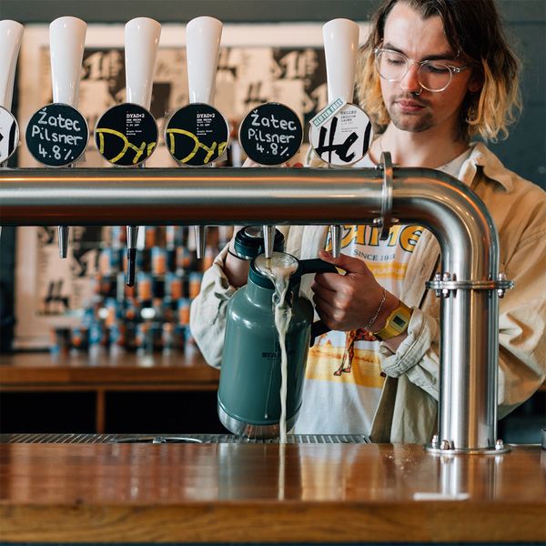 فلاسک استنلی مدل CLASSIC EASY-POUR GROWLER کد F 2021 گنجایش 2 لیتر