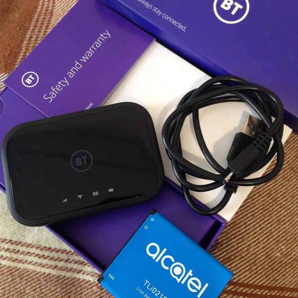 مودم قابل حمل آلکاتل مدل BT70 با پشتیبانی از 4.5G Cat7، سرعت دانلود تا 300Mbps و آپلود تا 100Mbps، وایفای دو بانده 2.4GHz و 5GH