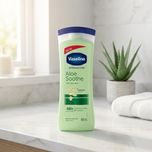 لوسیون بدن وازلین مدل Aloe Soothe حجم 400 میلی‌لیتر نرم‌کننده و آبرسان پوست خشک و معمولی با عصاره آلوئه ورا جذب سریع و حفظ لطافت