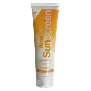 کرم ضد آفتاب بی‌رنگ فوراور لیوینگ پروداکتس، SPF 30، مدل 01، مناسب انواع پوست با حجم 118 میلی‌لیتر، محافظت‌کننده در برابر اشعه‌ها