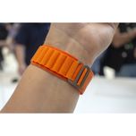 ساعت هوشمند اپل مدل Ultra 49 mm Alpine Loop دارای قابلیت های صفحه نمایش لمسی، کنترل سطح اکسیژن خون، قابلیت مکالمه از طریق بلوتوث