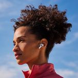 هدفون بلوتوثی اپل مدل AirPods 4 دارای نویز کنسلینگ، درگاه شارژ USB-Type-C و شارژ بی سیم، با قابلیت اتصال به چند دستگاه، پشتیبانی
