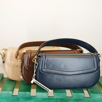 کیف دوشی زنانه پاسپورتی پکه دار | چرم