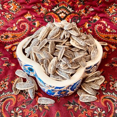 تخمه آفتابگردان دور سفید