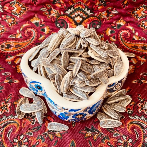 تخمه آفتابگردان دور سفید