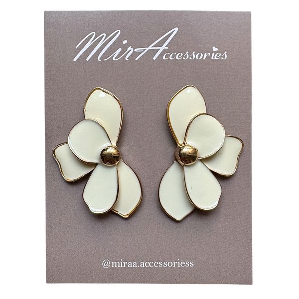 گوشواره نیم گل پنج پر سفید