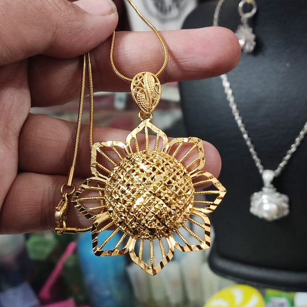 گردن اویز شیک طرح گل خورشیدی طلاروس