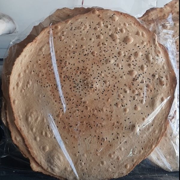 نان گندم خشک(نان گندم کامل با تزئین کنجد)