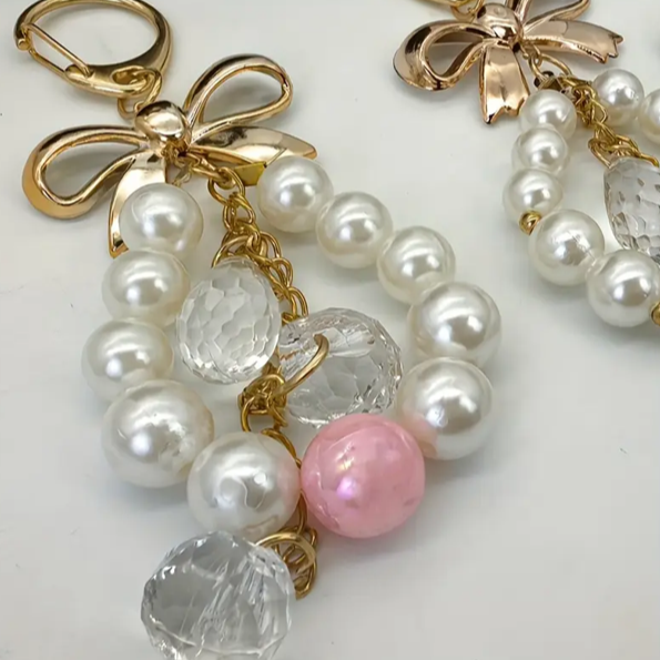 جاکلیدی پاپیونی مرواریدی ظریف با آویز کریستالی