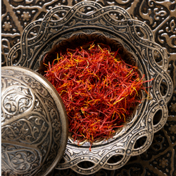 زعفران (برای سفارش دقیق و شخصی‌سازی تماس بگیرید)