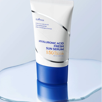 ژل ضد آفتاب بدون رنگ ایزنتری SPF 50 مدل هیالورونیک اسید مناسب پوست‌های خشک و حساس حجم 50 میلی‌لیتر