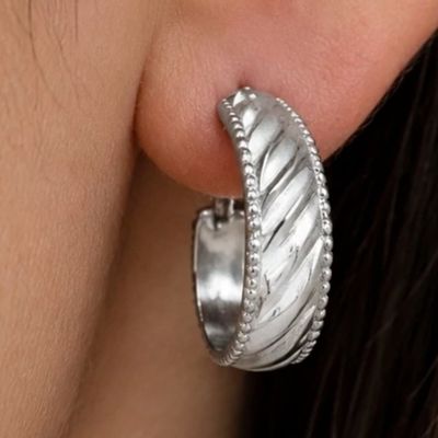 گوشواره حلقه‌ای نقره‌ای طرح برگ – تراش‌دار و براق (سبک، شیک و روزمره)