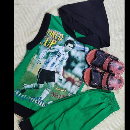 تاب تاب کلاهدار وشلوارک پسرانه شیک فوتبالی باطرح مسی