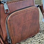 کیف دوشی Jeep مدل 5 زیپ سایز پاسپورتی، جادار و بادوام