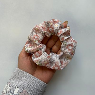 کش مو زنانه اسکرانچی مدل گل‌گلی بسته 2 عددی