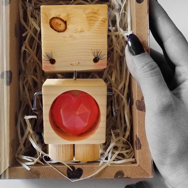 مجسمه چوبی مدل آدمک با قلب شبتاب