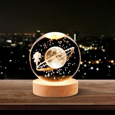 گوی کریستال ماه و دختر